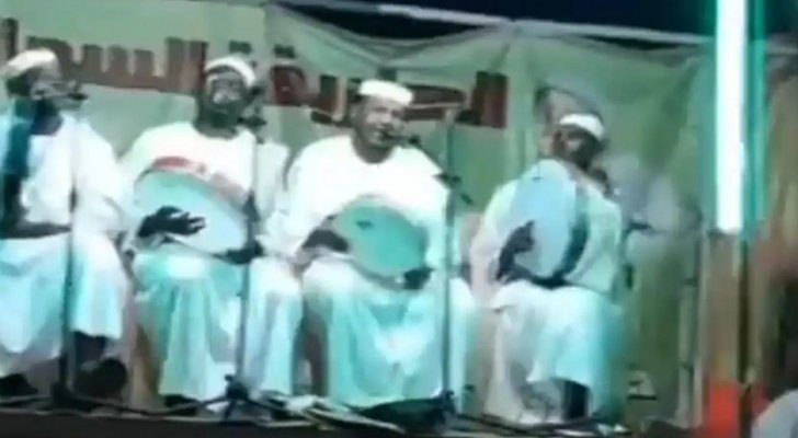 بالفيديو   .. تعرض فنان "سوداني" لاعتداء كبير  بسبب تكراره كلمة "جميلة" كثيراً