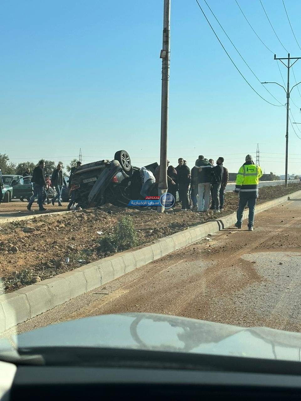 إصابات بحادث تدهور مركبة على طريق شارع البترا في اربد ..  صور