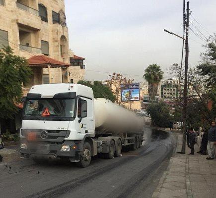 أزمة سير خانقة بعد تعطل صهريج على تحويلة الديزان بعمان 