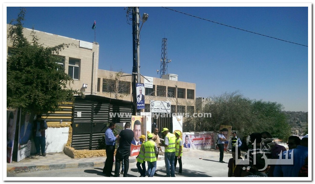 بالصور  ..  تماس كهربائي بمركز اقتراع مدرسة زهران في عبدون يوقف التصويت 