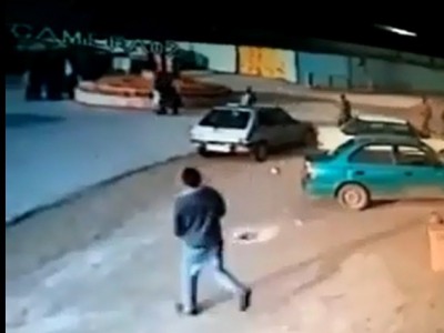 بالفيديو : طفلة تنجو بأعجوبة من حادث دهس 