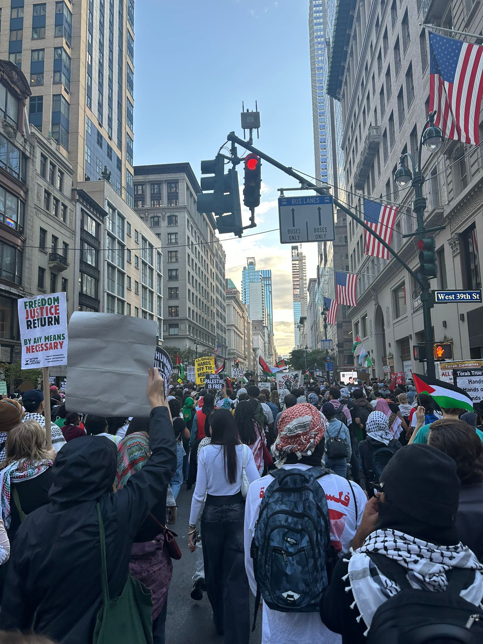 بالفيديو والصور ..  الآلاف يتظاهرون في نيويورك دعما لفلسطين 