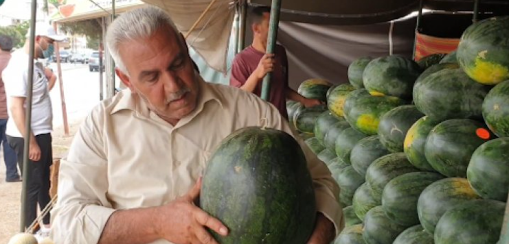 بالفيديو ..  من هو نايف الحمايدة الملقّب بـ"ملك البطيخ" ؟