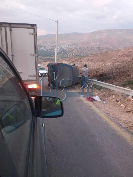 اصابة شخص إثر تدهور باص صغير على طريق الماسورة غرب البلقاء ..  صور